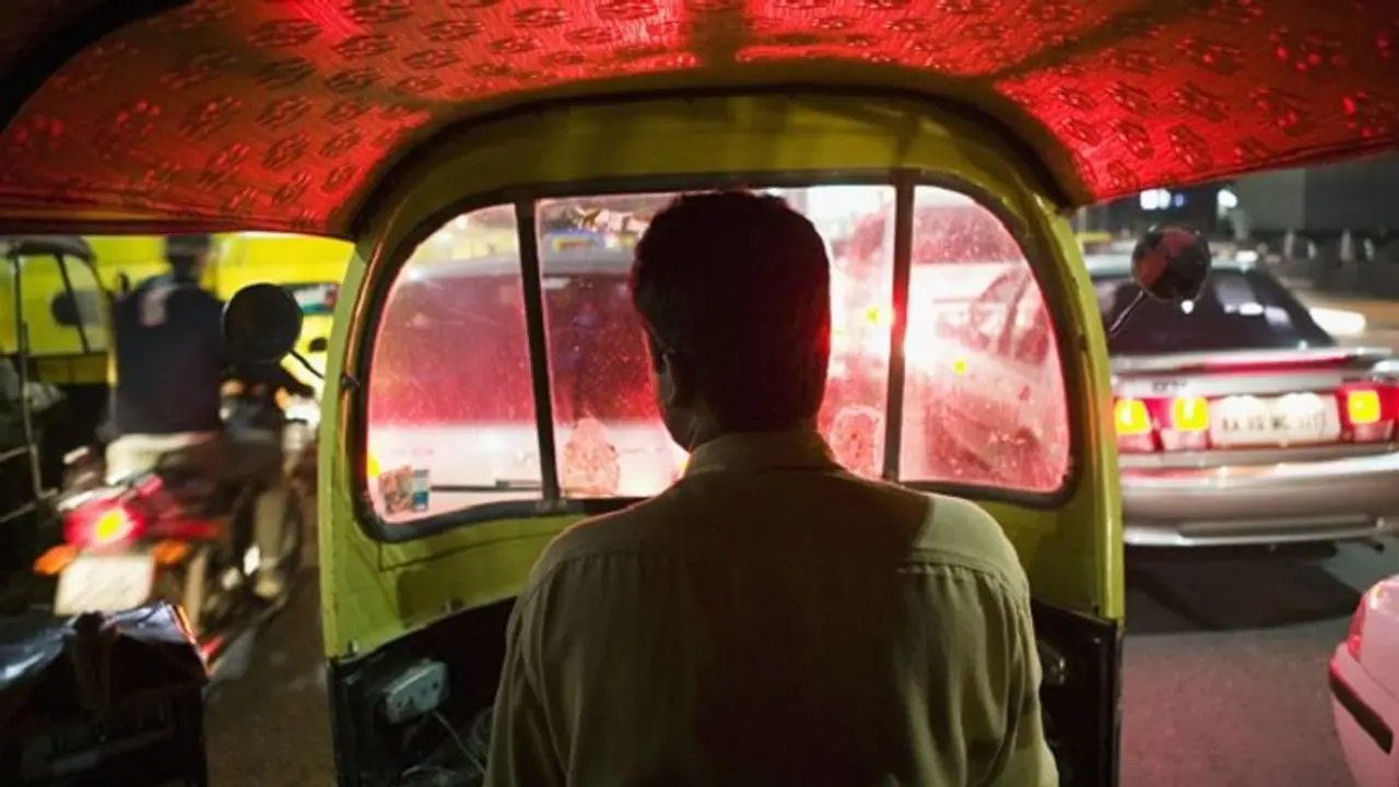 எதையும் எதிர்பார்க்காமல் உதவிய ஆட்டோ ஓட்டுநர்.. 30 ஆண்டுகளுக்கு பின் கடனை அடைத்த நபர்.. நெகிழ்ச்சி சம்பவம்