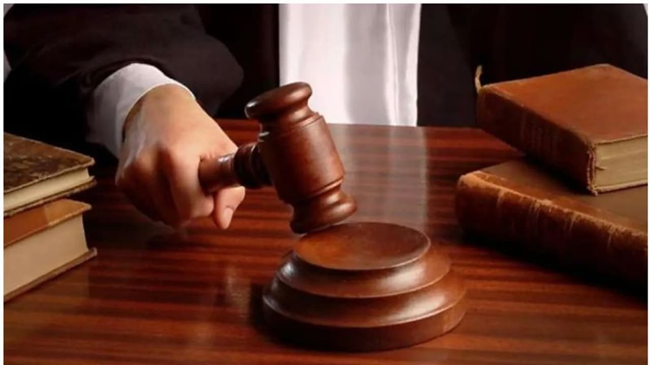 കോഴിക്കോട് 2 കുട്ടികളെ പീഡിപ്പിച്ച 63 കാരന് 40 വർഷം കഠിന തടവും 10 ലക്ഷം രൂപ പിഴയും ശിക്ഷ