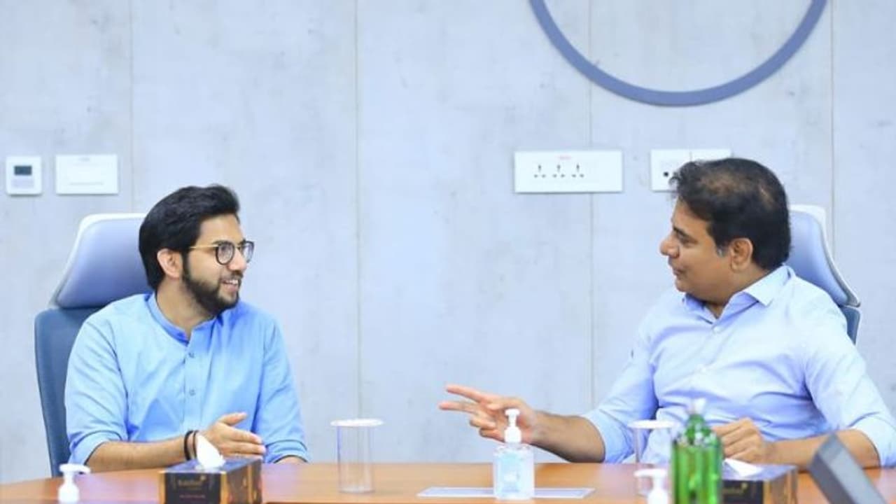 కేటీఆర్తో మహారాష్ట్ర మాజీ సీఎం తనయుడు కీలక భేటీ.. రాజకీయ వర్గాల్లో చర్చ! కేటీఆర్తో మహారాష్ట్ర మాజీ సీఎం తనయుడు కీలక భేటీ.. రాజకీయ వర్గాల్లో చర్చ!