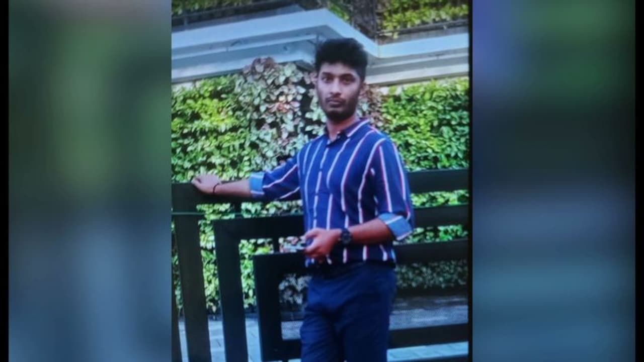 എക്സൈസ് ഉദ്യോഗസ്ഥൻ ചമഞ്ഞ് വൻ തട്ടിപ്പ്; ലഹരിമരുന്ന് കേസിലെ പ്രതിയിൽ നിന്ന് ലക്ഷങ്ങള് തട്ടിയെടുത്തെന്ന് പരാതി എക്സൈസ് ഉദ്യോഗസ്ഥൻ ചമഞ്ഞ് വൻ തട്ടിപ്പ്; ലഹരിമരുന്ന് കേസിലെ പ്രതിയിൽ നിന്ന് ലക്ഷങ്ങള് തട്ടിയെടുത്തെന്ന് പരാതി