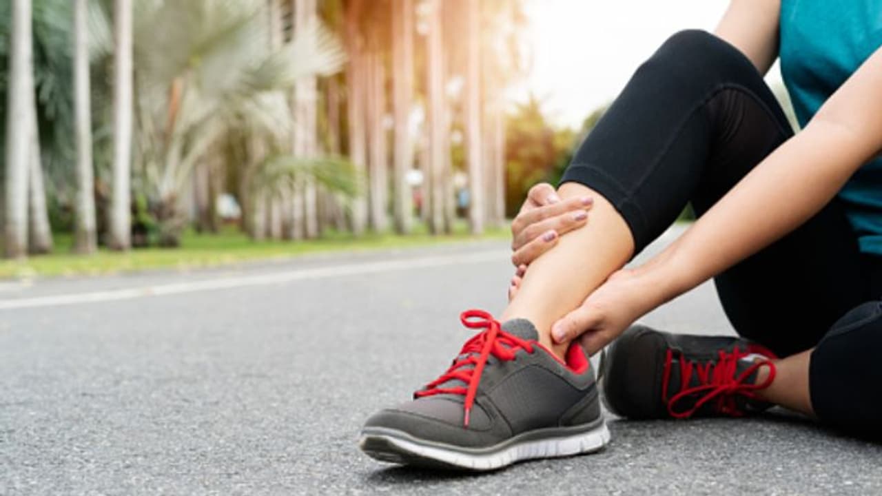 കാലില് വേദനയും നീരും പിന്നാലെ ശുചിമുറിയില് കുഴഞ്ഞ് വീണ 18കാരിക്ക് ദാരുണാന്ത്യം കാലില് വേദനയും നീരും പിന്നാലെ ശുചിമുറിയില് കുഴഞ്ഞ് വീണ 18കാരിക്ക് ദാരുണാന്ത്യം