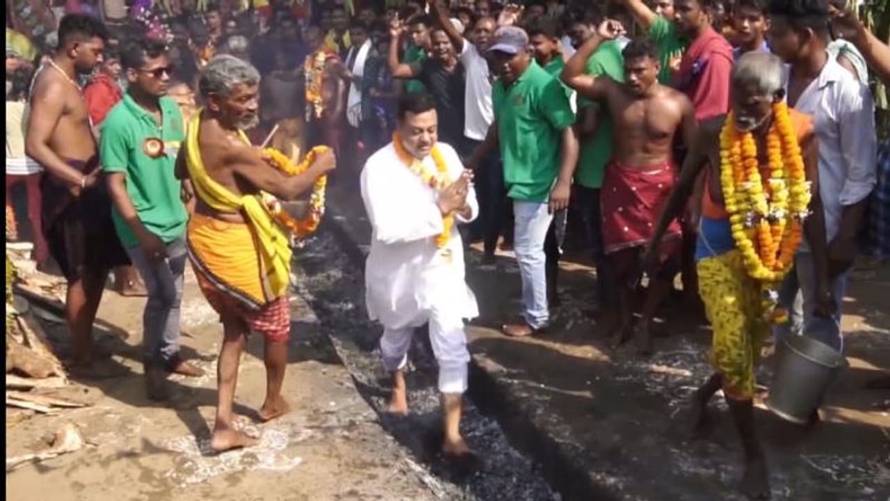 BJP's Sambit Patra walks on fire, worships Goddess Dulan (WATCH) BJP's Sambit Patra walks on fire, worships Goddess Dulan (WATCH)
