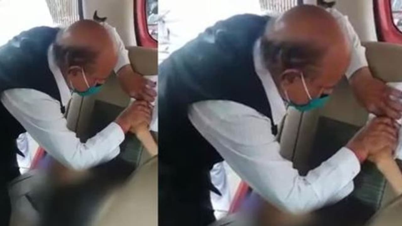 ആശുപത്രിയിലേക്ക് കൊണ്ടുപോവുന്നതിനിടെ മരിച്ച വൃദ്ധയുടെ വിരലടയാളം വില്പത്രത്തില് വയ്ക്കുന്ന ബന്ധുക്കള് ആശുപത്രിയിലേക്ക് കൊണ്ടുപോവുന്നതിനിടെ മരിച്ച വൃദ്ധയുടെ വിരലടയാളം വില്പത്രത്തില് വയ്ക്കുന്ന ബന്ധുക്കള്