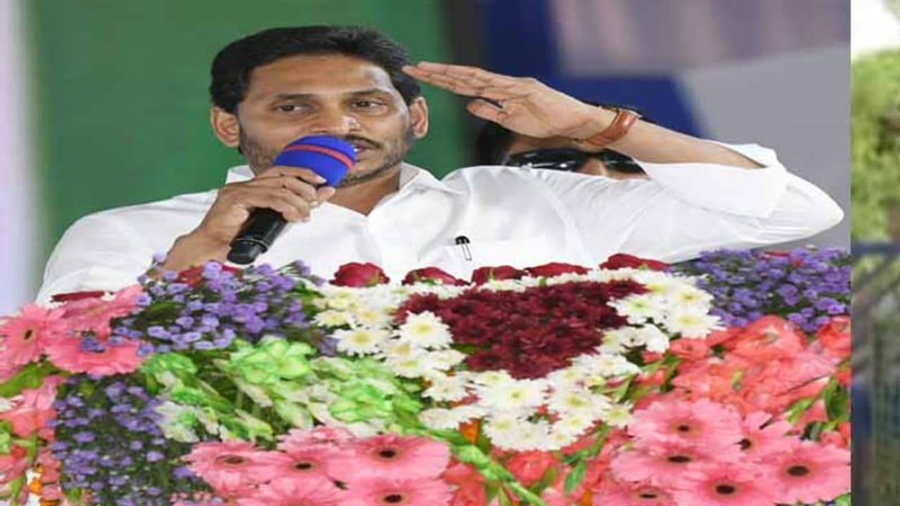 మంచి చేశారని ప్రజలు చెబితే గొప్ప సెల్ఫీ: చంద్రబాబు కు జగన్ కౌంటర్ మంచి చేశారని ప్రజలు చెబితే గొప్ప సెల్ఫీ: చంద్రబాబు కు జగన్ కౌంటర్