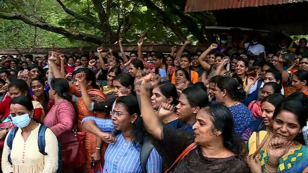 തൃശ്ശൂരിൽ നഴ്സുമാരുടെ സമരം വൻ വിജയം; മുഴുവൻ സ്വകാര്യ ആശുപത്രികളും വേതനം വർധിപ്പിച്ചു തൃശ്ശൂരിൽ നഴ്സുമാരുടെ സമരം വൻ വിജയം; മുഴുവൻ സ്വകാര്യ ആശുപത്രികളും വേതനം വർധിപ്പിച്ചു