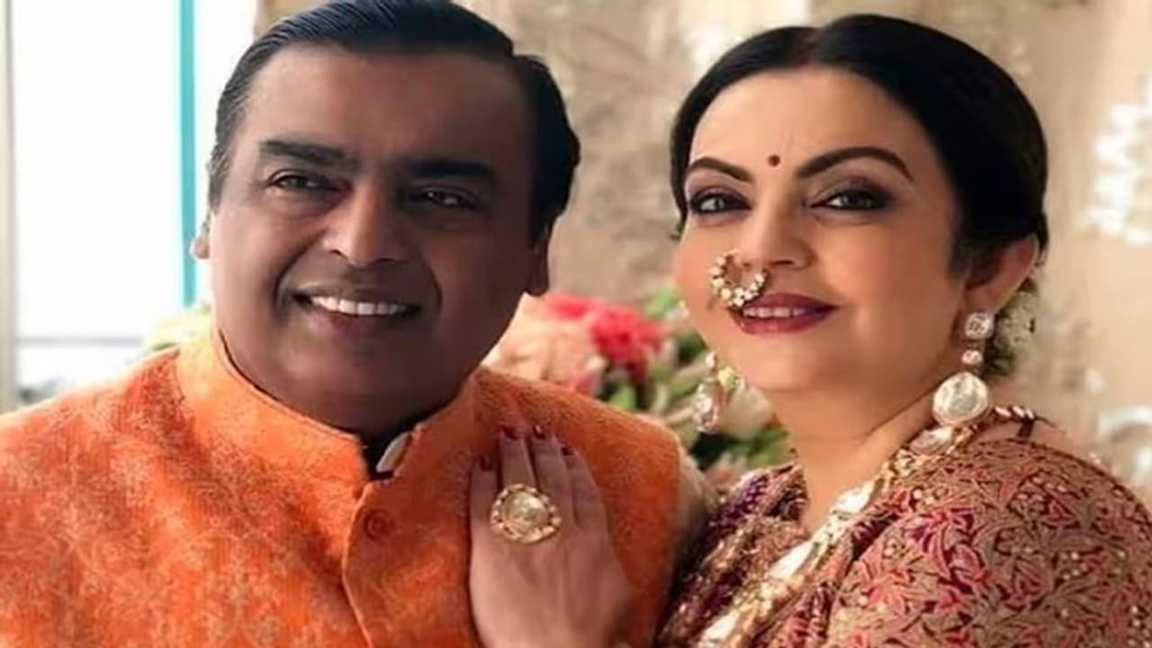 ముఖేష్ అంబానీ ఫ్యామిలీకి ఆ బాలివుడ్ హీరోయిన్కు ఉన్న సంబంధం తెలిస్తే షాక్ అవ్వాల్సిందే ముఖేష్ అంబానీ ఫ్యామిలీకి ఆ బాలివుడ్ హీరోయిన్కు ఉన్న సంబంధం తెలిస్తే షాక్ అవ్వాల్సిందే