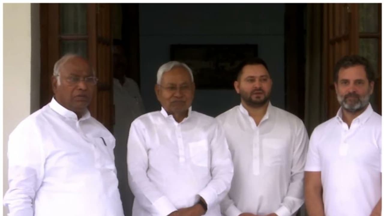 ഐക്യത്തിന് ചർച്ച; പ്രതിപക്ഷം ഒറ്റക്കെട്ടായി നിൽക്കേണ്ട സമയമെന്ന് ഖർ​ഗെ; ദില്ലിയിൽ 4 നേതാക്കളുമായി കൂടിക്കാഴ്ച