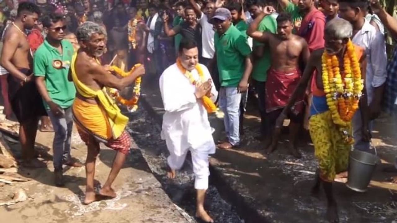 மக்கள் எல்லாரும் நல்லாருக்கணும் சாமி.!! அக்னி குண்டத்தில் இறங்கிய பாஜக தலைவர் வைரல் வீடியோ