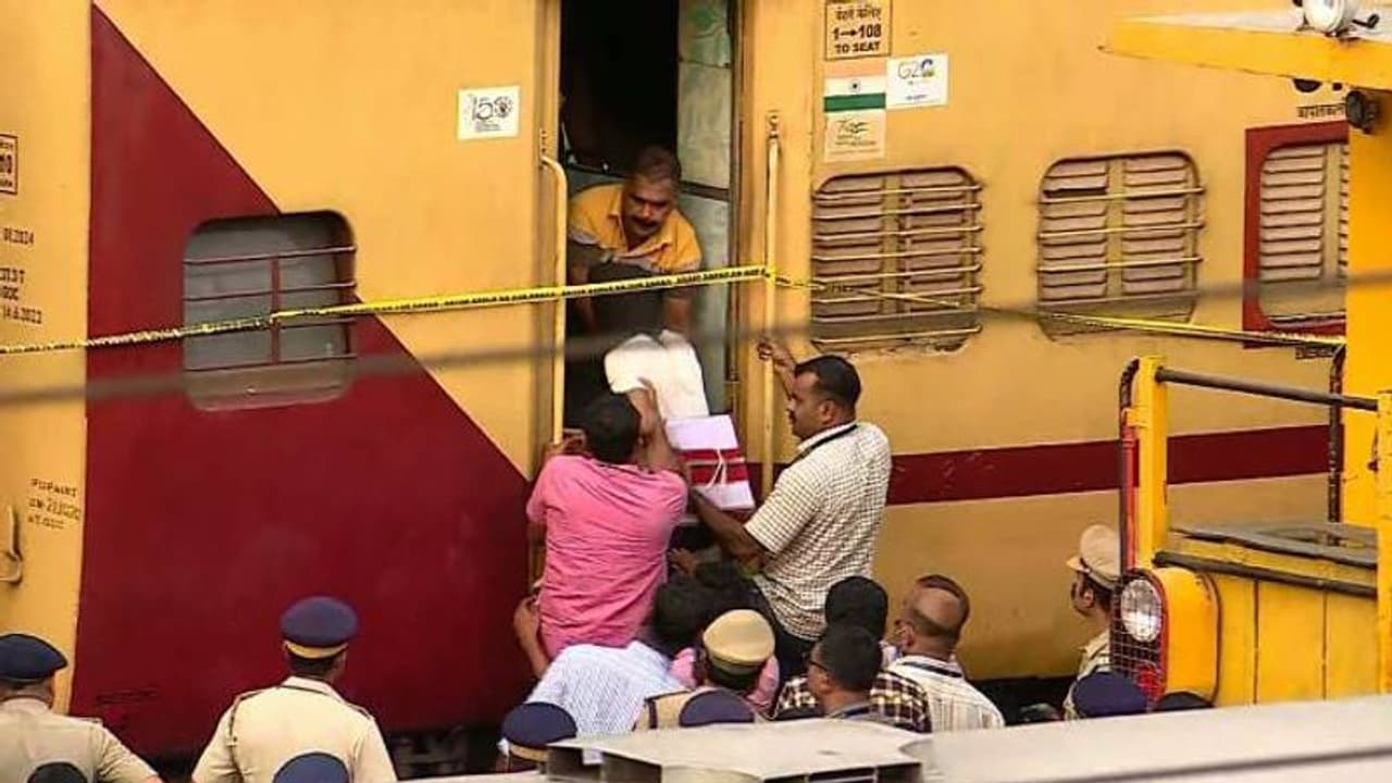 തീവെയ്പ് കേസ്: ഷാറൂഖ് സെയ്ഫിയുമായി പൊലീസ് കണ്ണൂർ റെയിൽവെ സ്റ്റേഷനിൽ, തീയിട്ട കോച്ചിലെത്തിച്ച് തെളിവെടുപ്പ് തീവെയ്പ് കേസ്: ഷാറൂഖ് സെയ്ഫിയുമായി പൊലീസ് കണ്ണൂർ റെയിൽവെ സ്റ്റേഷനിൽ, തീയിട്ട കോച്ചിലെത്തിച്ച് തെളിവെടുപ്പ്