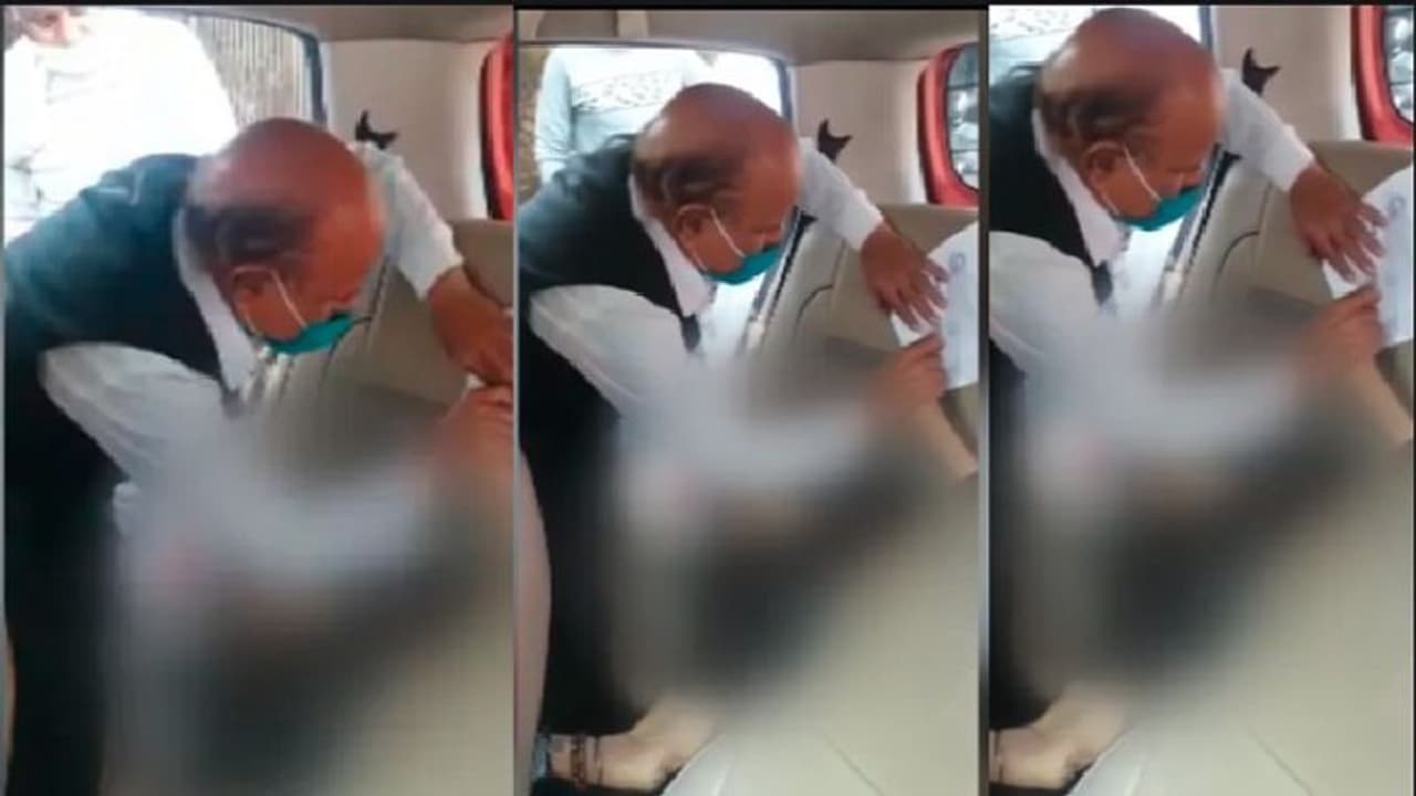 ಖಾಲಿ ಕಾಗದಕ್ಕೆ ಹೆಣದ ಹೆಬ್ಬೆಟ್ಟು ಒತ್ತಿಸಿಕೊಂಡ ಸಂಬಂಧಿಗಳು: ವಿಡಿಯೋ ವೈರಲ್ ಖಾಲಿ ಕಾಗದಕ್ಕೆ ಹೆಣದ ಹೆಬ್ಬೆಟ್ಟು ಒತ್ತಿಸಿಕೊಂಡ ಸಂಬಂಧಿಗಳು: ವಿಡಿಯೋ ವೈರಲ್