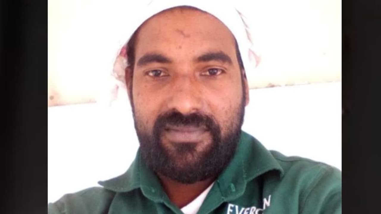 മലപ്പുറത്ത് ഗ്ലാസ് ലോഡ് ഇറക്കുന്നതിനിടെ അപ്രതീക്ഷിത ദുരന്തം; ഗ്ലാസിനും ലോറിക്കും ഇടയിൽപ്പെട്ട തൊഴിലാളി മരിച്ചു മലപ്പുറത്ത് ഗ്ലാസ് ലോഡ് ഇറക്കുന്നതിനിടെ അപ്രതീക്ഷിത ദുരന്തം; ഗ്ലാസിനും ലോറിക്കും ഇടയിൽപ്പെട്ട തൊഴിലാളി മരിച്ചു