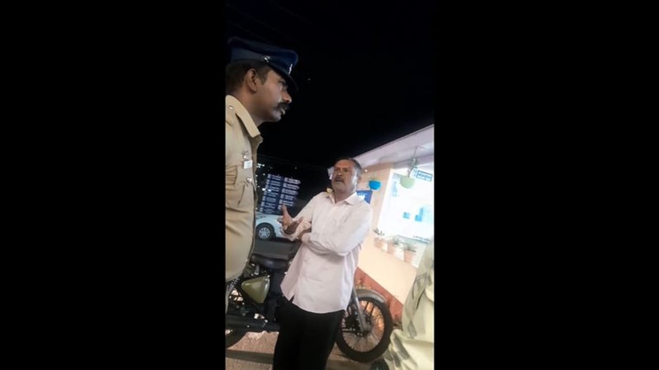 அரசுப் பேருந்தில் சில்மிஷம் செய்த ராணுவ வீரர்; அதிரடி காட்டிய பெண் காவலர் அரசுப் பேருந்தில் சில்மிஷம் செய்த ராணுவ வீரர்; அதிரடி காட்டிய பெண் காவலர்