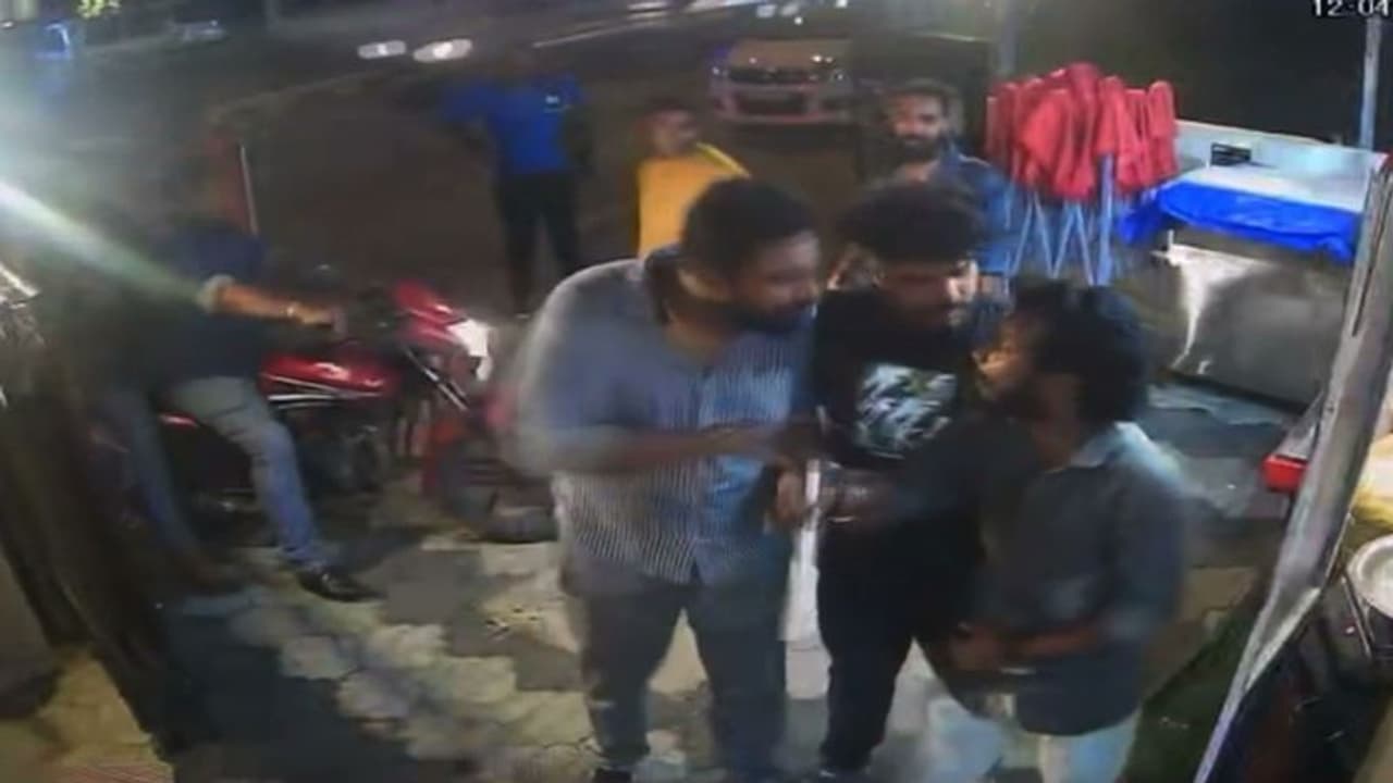 തിരുവനന്തപുരത്ത് യുവാവിനെ സംഘം ചേർന്ന് മർദ്ദിച്ചു, ആക്രമണം മദ്യ ലഹരിയിൽ, സിസിടിവി ദൃശ്യങ്ങൾ പുറത്ത് തിരുവനന്തപുരത്ത് യുവാവിനെ സംഘം ചേർന്ന് മർദ്ദിച്ചു, ആക്രമണം മദ്യ ലഹരിയിൽ, സിസിടിവി ദൃശ്യങ്ങൾ പുറത്ത്