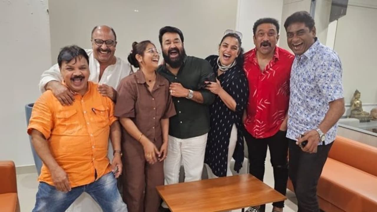 താരപ്പൊലിമയില് ഒരു പിറന്നാളാഘോഷം; വൈറല് ആയി ചിരിപ്പടം താരപ്പൊലിമയില് ഒരു പിറന്നാളാഘോഷം; വൈറല് ആയി ചിരിപ്പടം