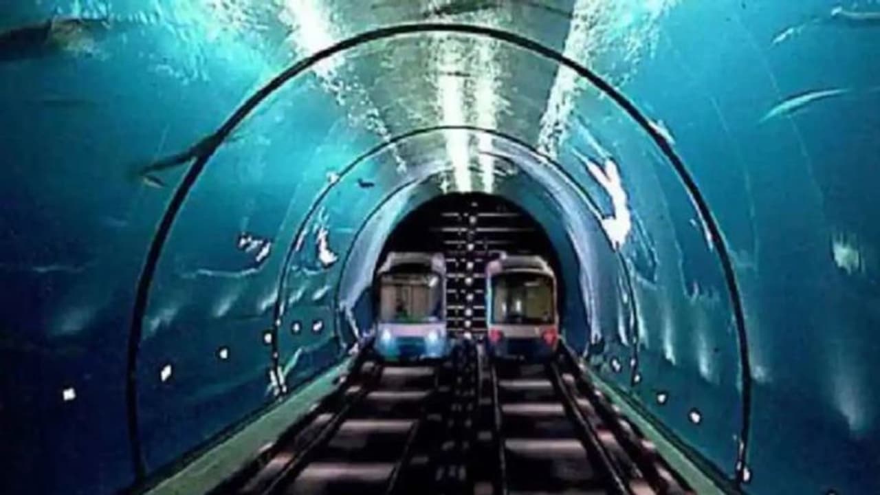 கொல்கத்தாவில் முதல் முறையாக ஆற்றுக்கு அடியில் மெட்ரோ ரயில்! கொல்கத்தாவில் முதல் முறையாக ஆற்றுக்கு அடியில் மெட்ரோ ரயில்!