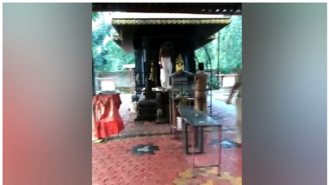 നൂറനാട് ക്ഷേത്രത്തിൽ കവർച്ച; വിഗ്രഹത്തിലെ ആടയാഭരണങ്ങൾ നഷ്ടപ്പെട്ടു; മോഷണം രണ്ടാം തവണ; പ്രതിക്കായി അന്വേഷണം നൂറനാട് ക്ഷേത്രത്തിൽ കവർച്ച; വിഗ്രഹത്തിലെ ആടയാഭരണങ്ങൾ നഷ്ടപ്പെട്ടു; മോഷണം രണ്ടാം തവണ; പ്രതിക്കായി അന്വേഷണം