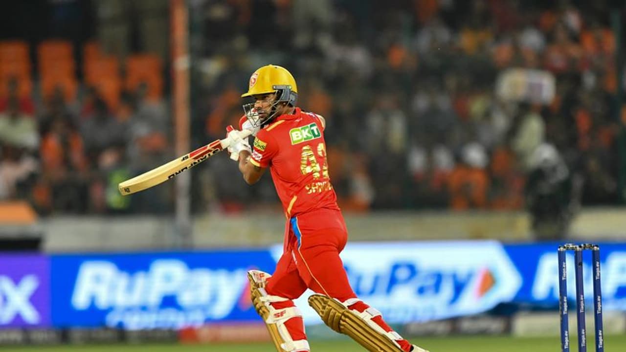 ധവാന്‍ ഇനി ഒറ്റയ്‌ക്ക് ബാറ്റ് മുറുകെ പിടിക്കേണ്ട; വെടിക്കെട്ട് വീരന്‍ പ്ലേയിംഗ് ഇലവനിലേക്ക്