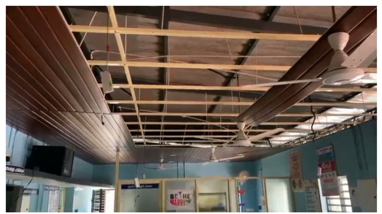 തൃശൂർ പഴുന്നാന ചെമ്മന്തിട്ടയിൽ കുടുംബാരോഗ്യ കേന്ദ്രത്തിന്റെ സീലിങ് തകർന്നു; ഡോക്ടർക്കും രോഗിയ്ക്കും പരിക്ക് തൃശൂർ പഴുന്നാന ചെമ്മന്തിട്ടയിൽ കുടുംബാരോഗ്യ കേന്ദ്രത്തിന്റെ സീലിങ് തകർന്നു; ഡോക്ടർക്കും രോഗിയ്ക്കും പരിക്ക്