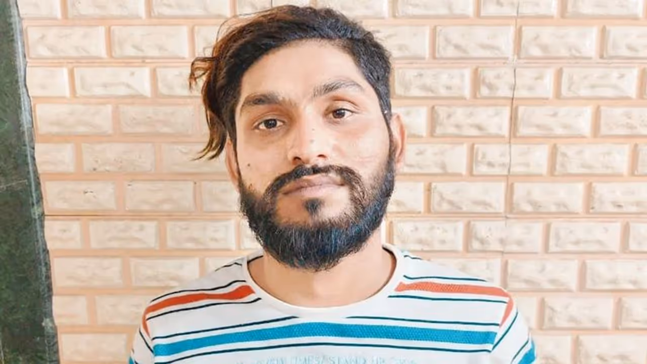 ಹರಿದ ಅಂಗಿ ಚಪ್ಪಲಿ ಧರಿಸಿ 15 ದಿನದ ಅಲೆದಾಟದ ಬಳಿಕ ಕುಖ್ಯಾತ ಸರಗಳ್ಳನನ್ನು ಹಿಡಿದ ಪೊಲೀಸ್! ಹರಿದ ಅಂಗಿ ಚಪ್ಪಲಿ ಧರಿಸಿ 15 ದಿನದ ಅಲೆದಾಟದ ಬಳಿಕ ಕುಖ್ಯಾತ ಸರಗಳ್ಳನನ್ನು ಹಿಡಿದ ಪೊಲೀಸ್!