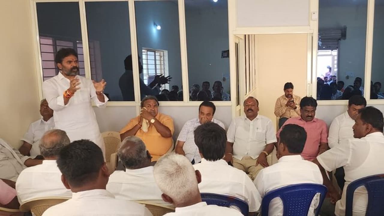 ಕಾಂಗ್ರೆಸ್ ಅಭ್ಯರ್ಥಿಯ ಅಕ್ರಮಗಳ ಬಯಲು ಮಾಡುವೆ: ಸಂಸದ ಮುನಿಸ್ವಾಮಿ ವಾಗ್ದಾಳಿ ಕಾಂಗ್ರೆಸ್ ಅಭ್ಯರ್ಥಿಯ ಅಕ್ರಮಗಳ ಬಯಲು ಮಾಡುವೆ: ಸಂಸದ ಮುನಿಸ್ವಾಮಿ ವಾಗ್ದಾಳಿ