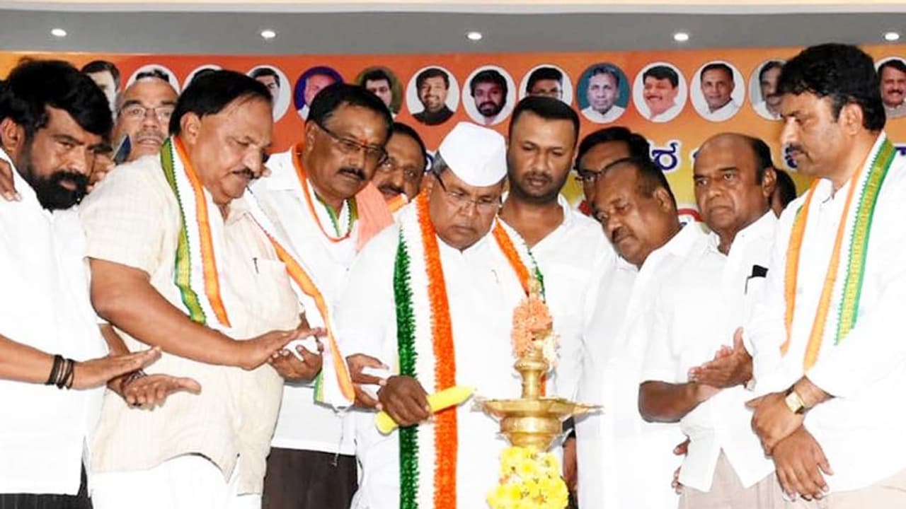 ಬಿಜೆಪಿ, ಜೆಡಿಎಸ್ಗೆ ನಾನೇ ಟಾರ್ಗೆಟ್, ಯಾರೂ ನನ್ನನ್ನು ರಾಜಕೀಯವಾಗಿ ಮುಗಿಸಲಾಗದು: ಸಿದ್ದರಾಮಯ್ಯ ಬಿಜೆಪಿ, ಜೆಡಿಎಸ್ಗೆ ನಾನೇ ಟಾರ್ಗೆಟ್, ಯಾರೂ ನನ್ನನ್ನು ರಾಜಕೀಯವಾಗಿ ಮುಗಿಸಲಾಗದು: ಸಿದ್ದರಾಮಯ್ಯ