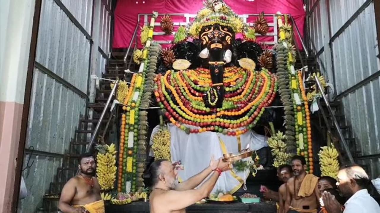 கடவுளே.. இந்த தமிழ் புத்தாண்டில் எல்லாரையும் நல்லபடியா வையுப்பா.. கோவில்களில் குவியும் பக்தர்கள்..! கடவுளே.. இந்த தமிழ் புத்தாண்டில் எல்லாரையும் நல்லபடியா வையுப்பா.. கோவில்களில் குவியும் பக்தர்கள்..!