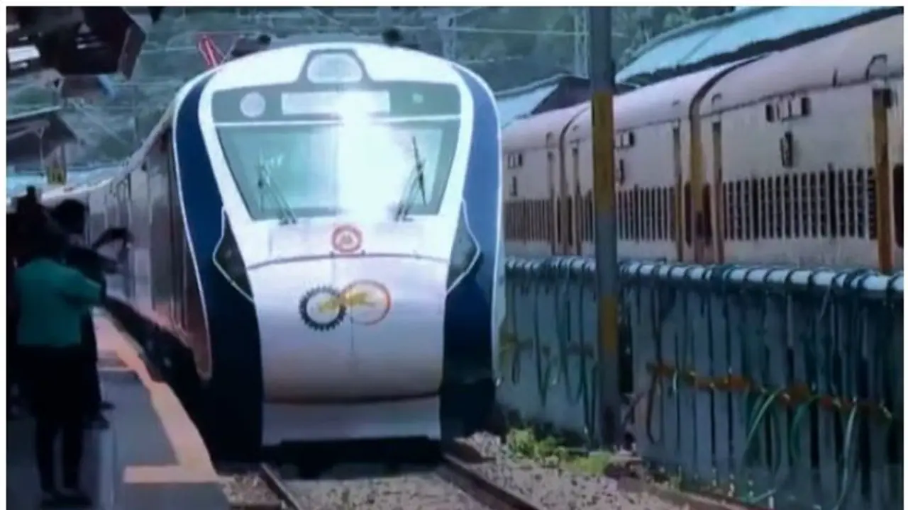 കാസർകോട് നിന്ന് യാത്ര തുടങ്ങി വന്ദേഭാരത്; യാത്രാനുഭവം അറിയാൻ കയറിയവര് ഏറെ, മെയ് 2 വരെ സീറ്റ് ഫുള് കാസർകോട് നിന്ന് യാത്ര തുടങ്ങി വന്ദേഭാരത്; യാത്രാനുഭവം അറിയാൻ കയറിയവര് ഏറെ, മെയ് 2 വരെ സീറ്റ് ഫുള്