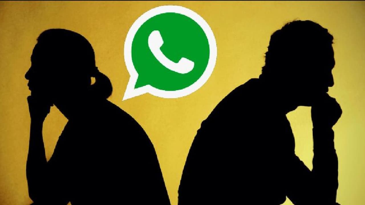 ಮೊಬೈಲ್ ಕೊಡಿಸದ್ದಕ್ಕೆ ವಿಚ್ಛೇದನಕ್ಕೆ ಮುಂದಾದ ಪತ್ನಿ: ವಾಟ್ಸಪ್ನಲ್ಲಿ ಮೆಸೇಜ್ ನೋಡಿ ಕಂಗಾಲಾದ ಪತಿ! ಮೊಬೈಲ್ ಕೊಡಿಸದ್ದಕ್ಕೆ ವಿಚ್ಛೇದನಕ್ಕೆ ಮುಂದಾದ ಪತ್ನಿ: ವಾಟ್ಸಪ್ನಲ್ಲಿ ಮೆಸೇಜ್ ನೋಡಿ ಕಂಗಾಲಾದ ಪತಿ!
