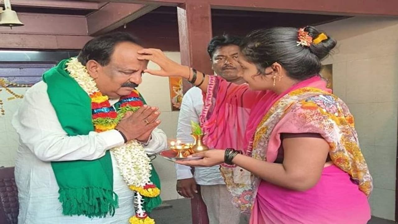 ನವಲಗುಂದ: ಟಿಕೆಟ್ ಘೋಷಣೆಗೂ ಮುನ್ನವೇ ಪ್ರಚಾರಕ್ಕಿಳಿದ ಕೋನರೆಡ್ಡಿ..! ನವಲಗುಂದ: ಟಿಕೆಟ್ ಘೋಷಣೆಗೂ ಮುನ್ನವೇ ಪ್ರಚಾರಕ್ಕಿಳಿದ ಕೋನರೆಡ್ಡಿ..!