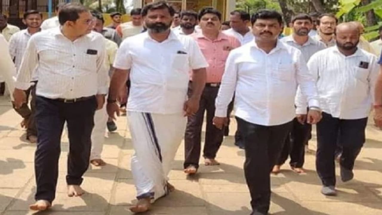 ಬೈಂದೂರು: ಬರಿಗಾಲಲ್ಲಿ ಓಡಾಡುವ ಬೈಂದೂರು ಬಿಜೆಪಿ ಅಭ್ಯರ್ಥಿ..! ಬೈಂದೂರು: ಬರಿಗಾಲಲ್ಲಿ ಓಡಾಡುವ ಬೈಂದೂರು ಬಿಜೆಪಿ ಅಭ್ಯರ್ಥಿ..!