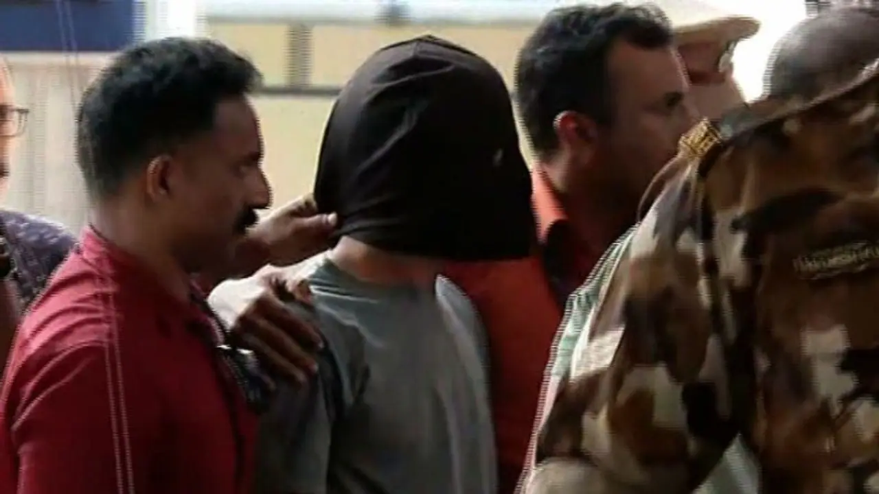 ഷാറൂഖ് സെയ്‌ഫിയെ ഷൊർണൂരിൽ എത്തിച്ചു; തെളിവെടുപ്പ് പുരോഗമിക്കുന്നു; പ്രതിയെ കാണാൻ വൻ ജനക്കൂട്ടം