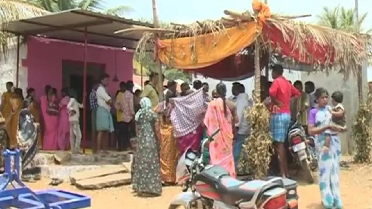 Chitradurga: ಕಾಕಬಾಳ ಗ್ರಾಮದಲ್ಲಿ ಮೂಲಭೂತ ಸೌಲಭ್ಯಗಳ ಕೊರತೆ: ಮತದಾನ ಬಹಿಷ್ಕಾರ ಮಾಡುವುದಾಗಿ ಗ್ರಾಮಸ್ಥರು ಕಿಡಿ Chitradurga: ಕಾಕಬಾಳ ಗ್ರಾಮದಲ್ಲಿ ಮೂಲಭೂತ ಸೌಲಭ್ಯಗಳ ಕೊರತೆ: ಮತದಾನ ಬಹಿಷ್ಕಾರ ಮಾಡುವುದಾಗಿ ಗ್ರಾಮಸ್ಥರು ಕಿಡಿ