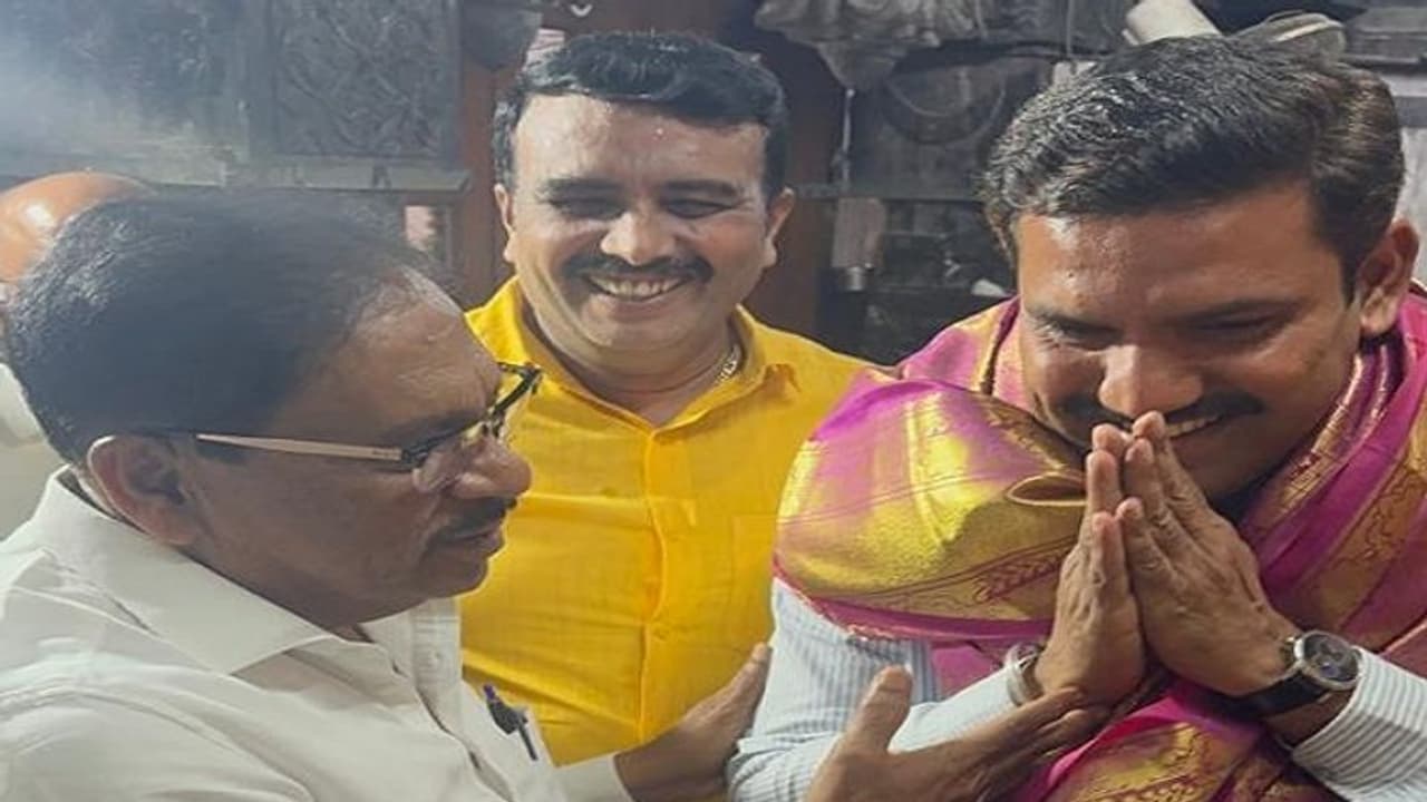 ಪರಮೇಶ್ವರ್‌ ಕಾಲಿಗೆ ನಮಸ್ಕರಿಸಿ ಆಶೀರ್ವಾದ ಪಡೆದ ವಿಜಯೇಂದ್ರ