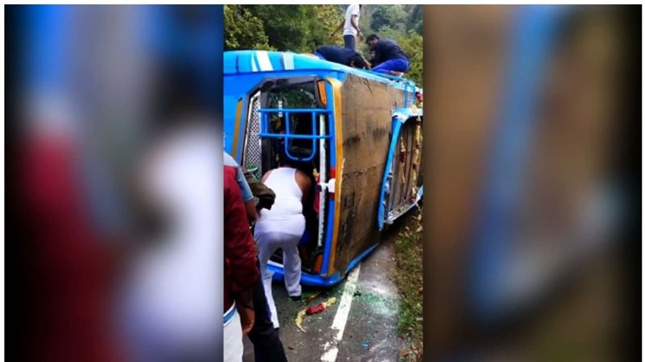 ശബരിമല തീർത്ഥാടകർ സഞ്ചരിച്ച വാഹനം മറിഞ്ഞു; 8 പേർക്ക് പരിക്ക് ശബരിമല തീർത്ഥാടകർ സഞ്ചരിച്ച വാഹനം മറിഞ്ഞു; 8 പേർക്ക് പരിക്ക്