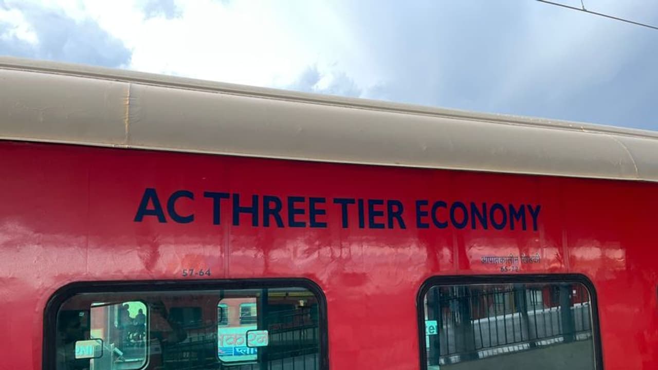 28 ரயில்களில் 583 பெர்த் அதிகரிப்பு! திடீர் மாற்றத்தால் முன்பதிவு செய்த பயணிகள் அவதி