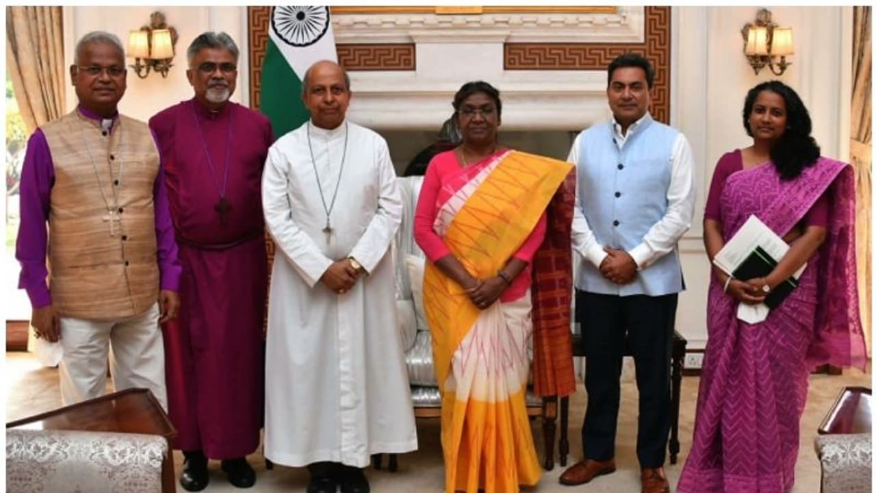 ക്രൈസ്തവർക്കെതിരായ അതിക്രമം; നടപടി ആവശ്യപ്പെട്ട് ആർച്ച് ബിഷപ്പിന്റെ നേതൃത്വത്തിൽ രാഷ്ട്രപതിയ്ക്ക് നിവേദനം ക്രൈസ്തവർക്കെതിരായ അതിക്രമം; നടപടി ആവശ്യപ്പെട്ട് ആർച്ച് ബിഷപ്പിന്റെ നേതൃത്വത്തിൽ രാഷ്ട്രപതിയ്ക്ക് നിവേദനം