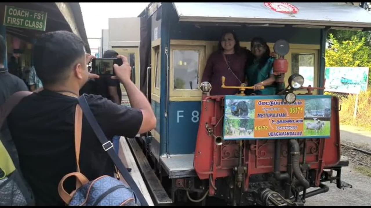 கோடை சீசனுக்காக உதகையில் சிறப்பு மலை ரயில் சேவை துவக்கம் கோடை சீசனுக்காக உதகையில் சிறப்பு மலை ரயில் சேவை துவக்கம்