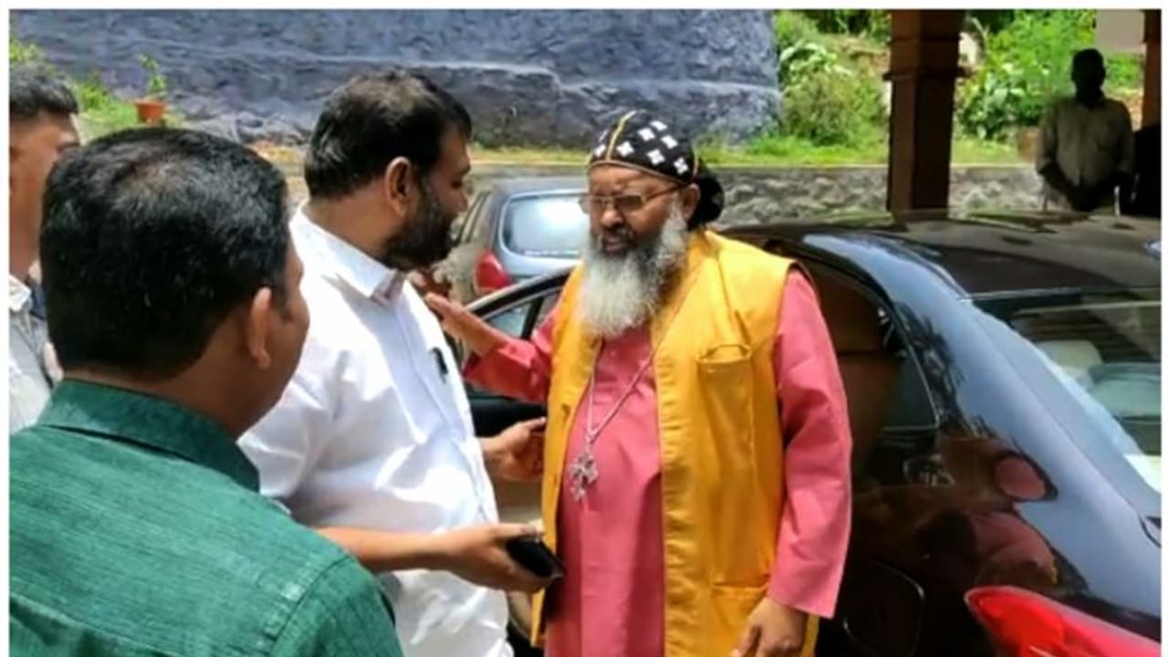 ബിജെപി നേതാവ് എൻ. ഹരിയുടെ വീട്ടിൽ വിഷു സദ്യ കഴിക്കാൻ കുന്നംകുളം ഭദ്രാസന മെത്രാപ്പോലീത്ത 