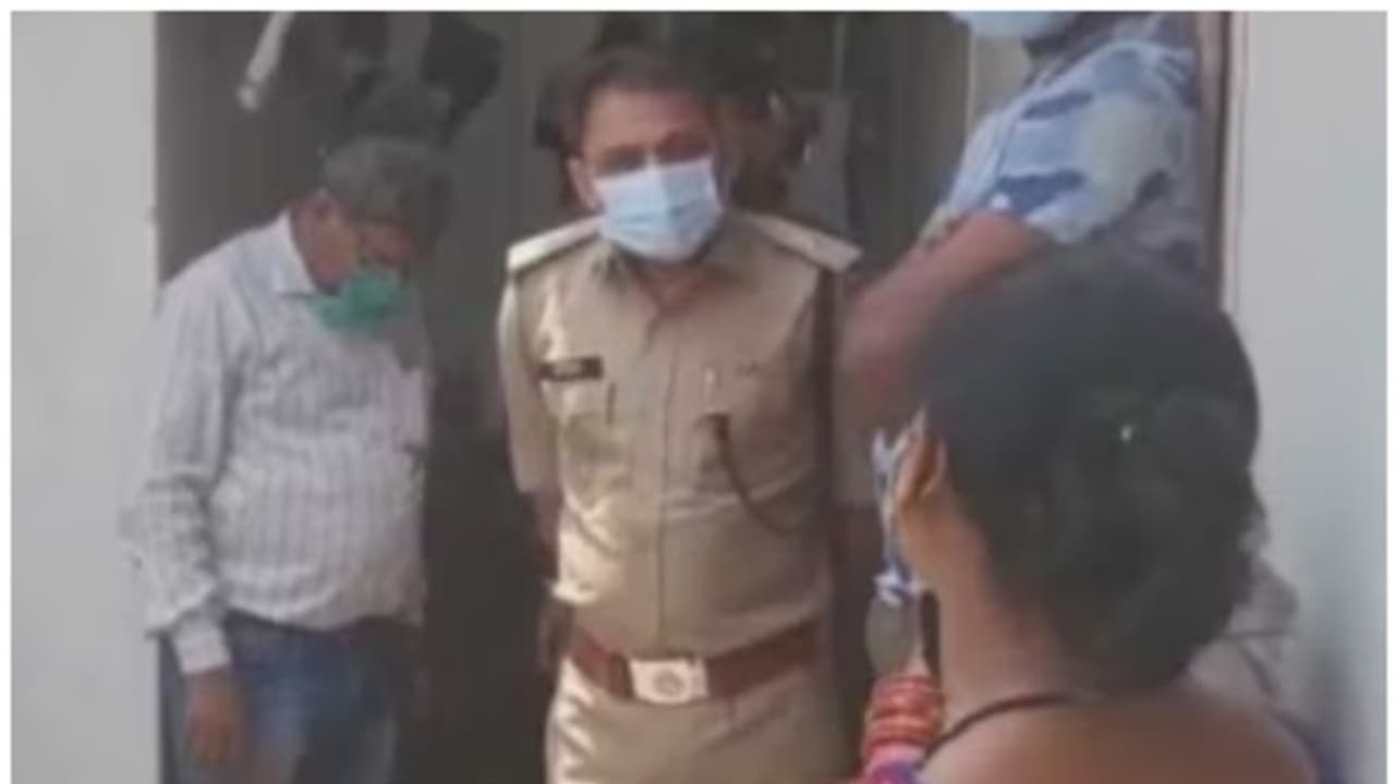 ഭാര്യ ആത്മഹത്യ ചെയ്തു; മുറി പൂട്ടി രണ്ട് ദിവസം കാവലിരുന്ന് ഭര്‍ത്താവ് 