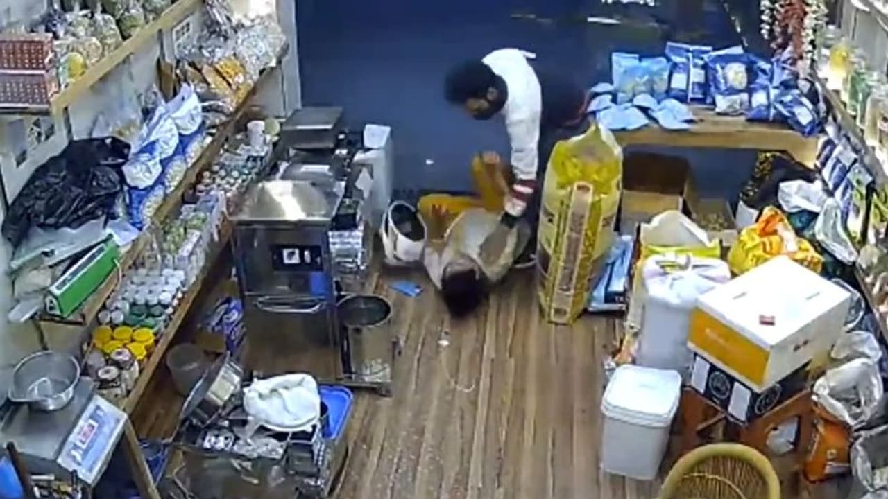 ರಿವಾಲ್ವರ್ ತೋರಿಸಿ ದೆಹಲಿ ಮಹಿಳೆಯ ಚಿನ್ನದ ಸರ ಕಿತ್ತು ಪರಾರಿಯಾದ ಕಳ್ಳ, ವಿಡಿಯೋ ವೈರಲ್!