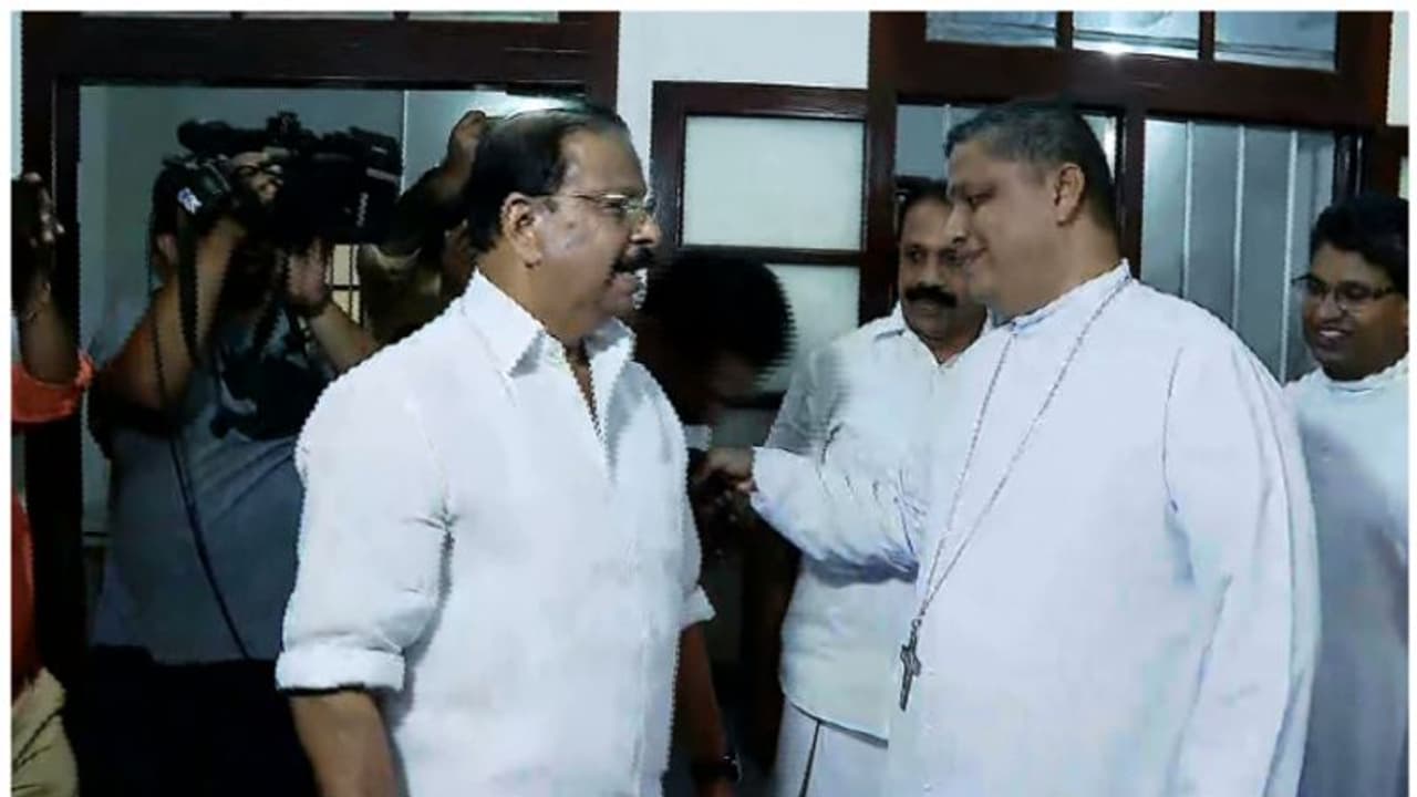 തലശ്ശേരി ആർച്ച് ബിഷപ്പ് ജോസഫ് പാംപ്ലാനിയെ സന്ദർശിച്ച് കെപിസിസി പ്രസിഡന്റ് കെ സുധാകരൻ തലശ്ശേരി ആർച്ച് ബിഷപ്പ് ജോസഫ് പാംപ്ലാനിയെ സന്ദർശിച്ച് കെപിസിസി പ്രസിഡന്റ് കെ സുധാകരൻ