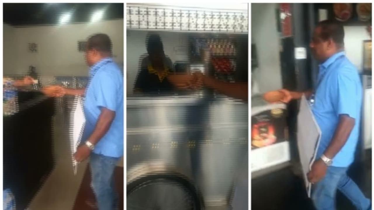 ശമ്പളം വൈകി; വിഷുദിനത്തിൽ ഭിക്ഷ യാചിച്ച് പ്രതിഷേധിച്ച് കെഎസ്ആർടിസി അങ്കമാലി ഡിപ്പോ ജീവനക്കാർ ശമ്പളം വൈകി; വിഷുദിനത്തിൽ ഭിക്ഷ യാചിച്ച് പ്രതിഷേധിച്ച് കെഎസ്ആർടിസി അങ്കമാലി ഡിപ്പോ ജീവനക്കാർ