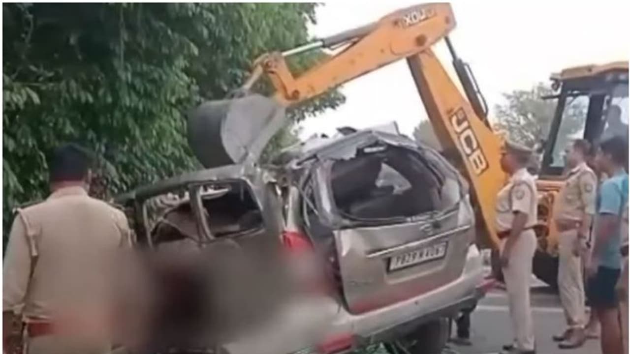 ബന്ധുവിൻ്റെ സംസ്കാര ചടങ്ങിൽ പങ്കെടുത്ത് മടങ്ങവെ ഇന്നോവ മരത്തിലിടിച്ചു; ഒരു കുടുംബത്തിലെ 6 പേർക്ക് ദാരുണാന്ത്യം ബന്ധുവിൻ്റെ സംസ്കാര ചടങ്ങിൽ പങ്കെടുത്ത് മടങ്ങവെ ഇന്നോവ മരത്തിലിടിച്ചു; ഒരു കുടുംബത്തിലെ 6 പേർക്ക് ദാരുണാന്ത്യം