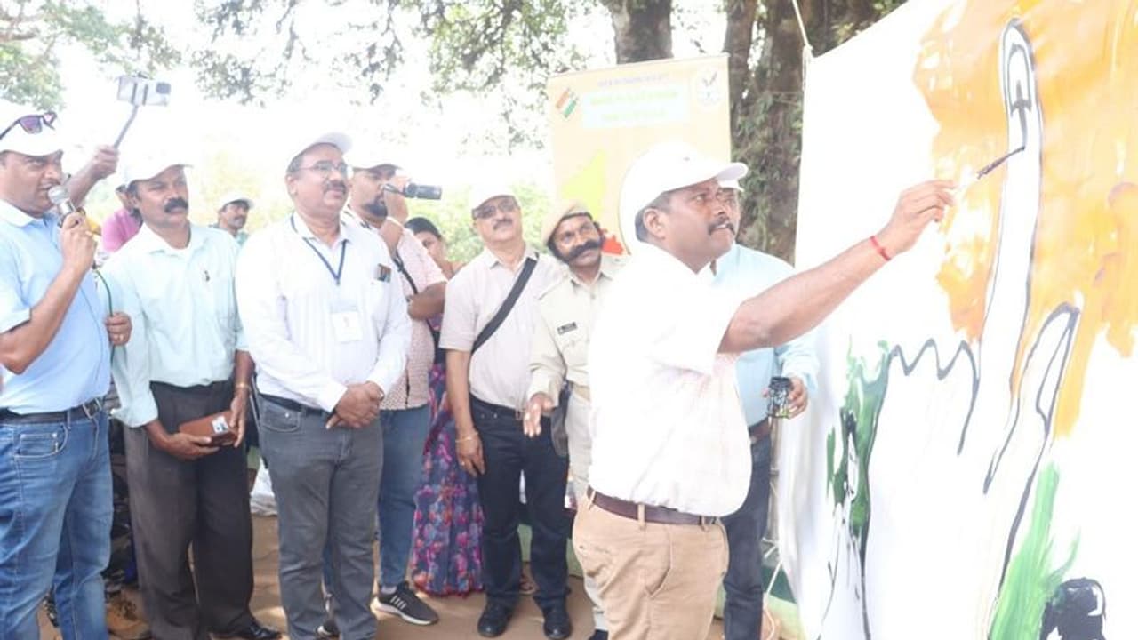 ಕೊಡಗಿನಲ್ಲಿ ಚಿತ್ರ ಬಿಡಿಸಿ ಮತದಾನ ಜಾಗೃತಿ ಮೂಡಿಸಿದ ವಿದ್ಯಾರ್ಥಿಗಳು, ವಯಸ್ಕರು