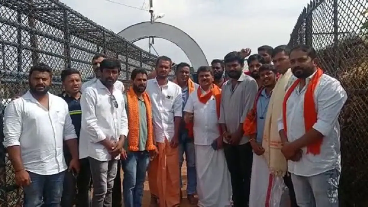 Chikkamagaluru: ದತ್ತಪೀಠಕ್ಕೆ ತೆರಳಿ ಪಾದುಕೆ ದರ್ಶನ ಪಡೆದ ಮೂಡಿಗೆರೆ ಬಿಜೆಪಿ ಅಭ್ಯರ್ಥಿ ದೀಪಕ್ ದೊಡ್ಡಯ್ಯ! Chikkamagaluru: ದತ್ತಪೀಠಕ್ಕೆ ತೆರಳಿ ಪಾದುಕೆ ದರ್ಶನ ಪಡೆದ ಮೂಡಿಗೆರೆ ಬಿಜೆಪಿ ಅಭ್ಯರ್ಥಿ ದೀಪಕ್ ದೊಡ್ಡಯ್ಯ!