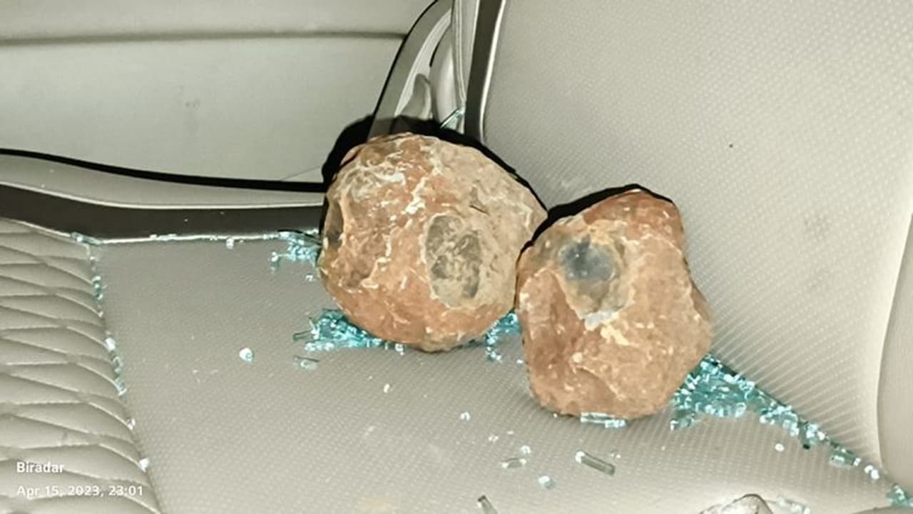 ಪ್ರಚಾ​ರಕ್ಕೆ ತೆರ​ಳಿದ್ದ ಬಿಜೆಪಿ ಅಭ್ಯರ್ಥಿ ಅವಿನಾಶ್ ಜಾಧವ್ ಕಾರಿನ ಮೇಲೆ ಕಲ್ಲು ತೂರಾಟ