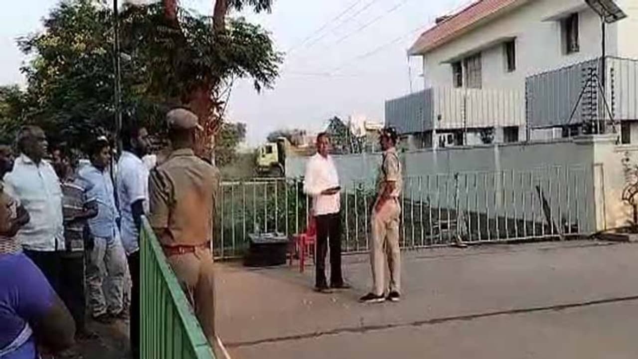 వైఎస్ వివేకా హత్య కేసులో వైఎస్ భాస్కర్ రెడ్డి అరెస్ట్: పులివెందుల నుండి హైద్రాబాద్ కు తరలింపు వైఎస్ వివేకా హత్య కేసులో వైఎస్ భాస్కర్ రెడ్డి అరెస్ట్: పులివెందుల నుండి హైద్రాబాద్ కు తరలింపు