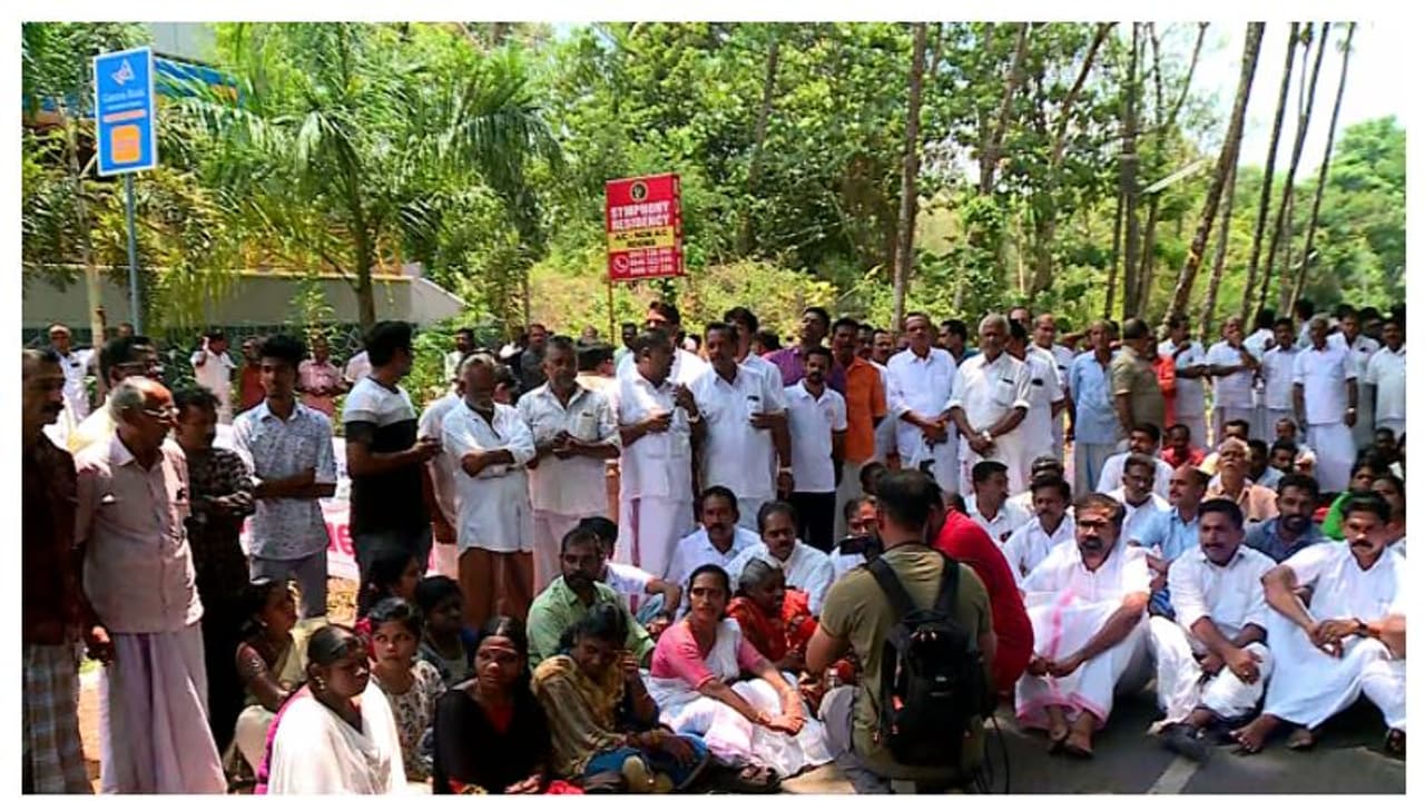 അതിരപ്പിള്ളിയിൽ പ്രതിഷേധക്കാരെ അറസ്റ്റ് ചെയ്ത് നീക്കി അതിരപ്പിള്ളിയിൽ പ്രതിഷേധക്കാരെ അറസ്റ്റ് ചെയ്ത് നീക്കി