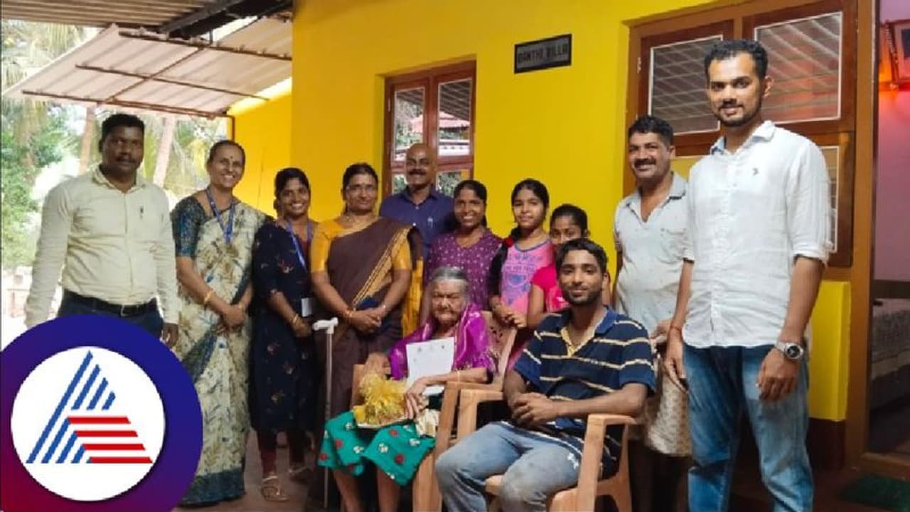 ಉಡುಪಿ: ಶತಾಯುಷಿ ಮತದಾರರ ಮನೆ ಬಾಗಿಲಿಗೆ ತೆರಳಿ ಮತದಾನಕ್ಕೆ ಆಹ್ವಾನಿಸಿದ ಅಧಿಕಾರಿ ಉಡುಪಿ: ಶತಾಯುಷಿ ಮತದಾರರ ಮನೆ ಬಾಗಿಲಿಗೆ ತೆರಳಿ ಮತದಾನಕ್ಕೆ ಆಹ್ವಾನಿಸಿದ ಅಧಿಕಾರಿ