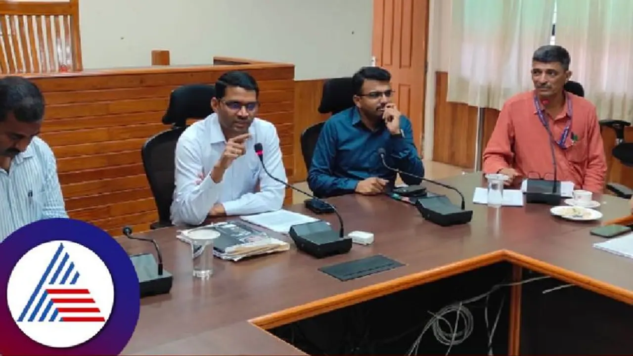 ಸಾಮಾಜಿಕ ಜಾಲತಾಣಗಳಲ್ಲಿ ಜಾಹೀರಾತಿಗೆ ಪೂವಾನುಮತಿ ಕಡ್ಡಾಯ: ಜಿಲ್ಲಾಧಿಕಾರಿ ಕೂರ್ಮಾರಾವ್ ಎಂ ಸಾಮಾಜಿಕ ಜಾಲತಾಣಗಳಲ್ಲಿ ಜಾಹೀರಾತಿಗೆ ಪೂವಾನುಮತಿ ಕಡ್ಡಾಯ: ಜಿಲ್ಲಾಧಿಕಾರಿ ಕೂರ್ಮಾರಾವ್ ಎಂ